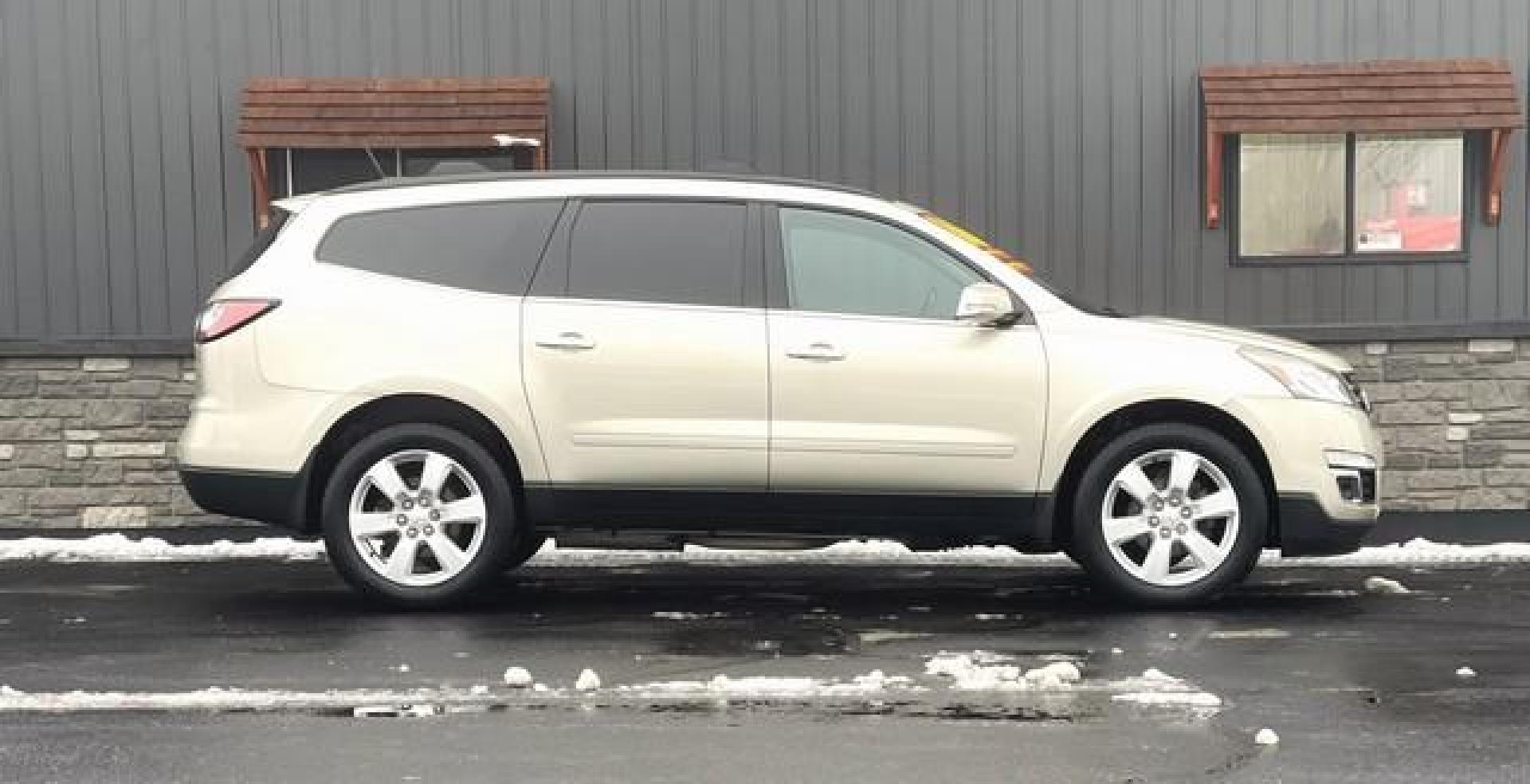 2016 PEWTER CHEVROLET TRAVERSE (1GNKVGKD7GJ) with an V6,3.6L(217 CID),DOHC engine, AUTOMATIC transmission, located at 14600 Frazho Road, Warren, MI, 48089, (586) 776-3400, 42.485996, -82.974220 - Photo#4