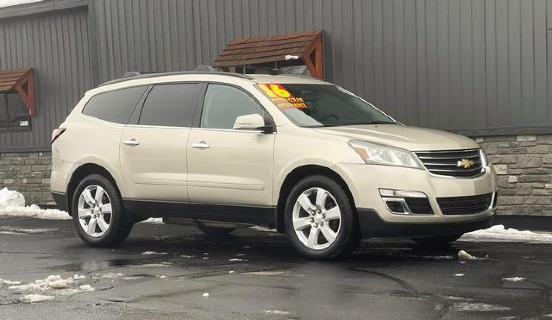 2016 PEWTER CHEVROLET TRAVERSE (1GNKVGKD7GJ) with an V6,3.6L(217 CID),DOHC engine, AUTOMATIC transmission, located at 14600 Frazho Road, Warren, MI, 48089, (586) 776-3400, 42.485996, -82.974220 - Photo#5