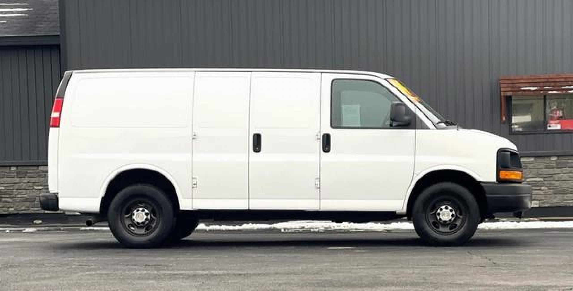 2014 WHITE CHEVROLET EXPRESS 2500 (1GCWGFBA8E1) with an V8,4.8L(294 CID),OHV engine, AUTOMATIC transmission, located at 14600 Frazho Road, Warren, MI, 48089, (586) 776-3400, 42.485996, -82.974220 - Photo#5