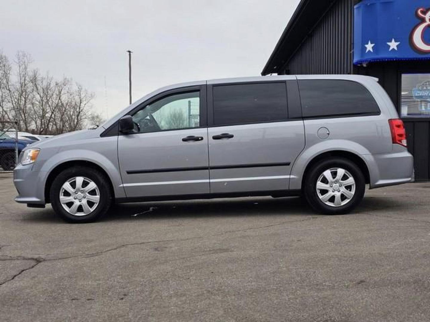 2014 SILVER DODGE GRAND CARAVAN (2C4RDGBG6ER) with an V6,3.6L(220 CID),DOHC engine, AUTOMATIC transmission, located at 14600 Frazho Road, Warren, MI, 48089, (586) 776-3400, 42.485996, -82.974220 - Photo#4