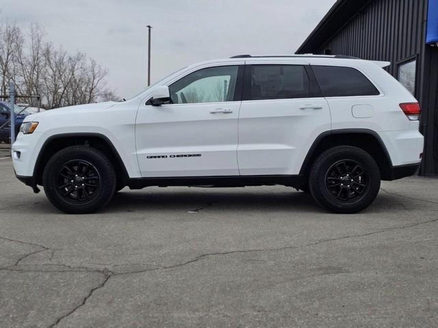 2020 BRIGHT WHITE JEEP GRAND CHEROKEE LAR/ALT (1C4RJFAG8LC) with an V6,3.6L(220 CID),DOHC engine, AUTOMATIC transmission, located at 14600 Frazho Road, Warren, MI, 48089, (586) 776-3400, 42.485996, -82.974220 - Photo#6