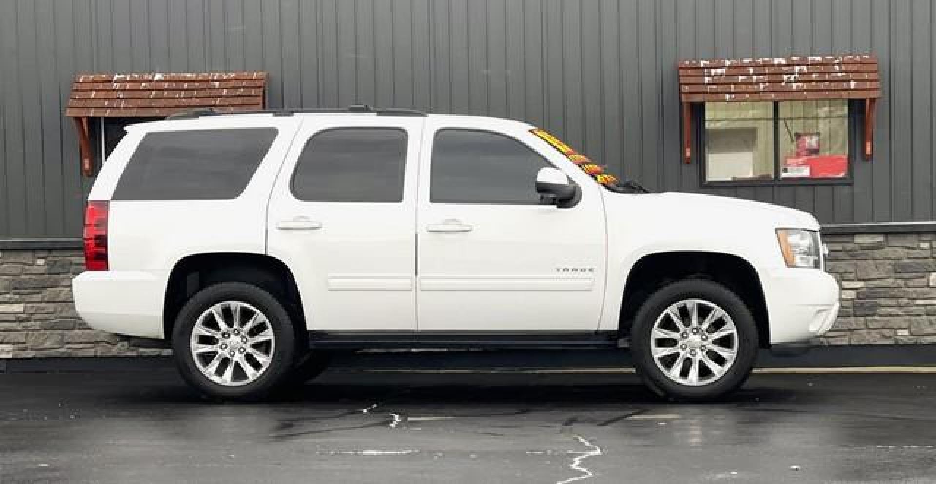 2013 WHITE CHEVROLET TAHOE (1GNSKBE07DR) with an V8,5.3L(325 CID),OHV engine, AUTOMATIC transmission, located at 14600 Frazho Road, Warren, MI, 48089, (586) 776-3400, 42.485996, -82.974220 - Photo#3