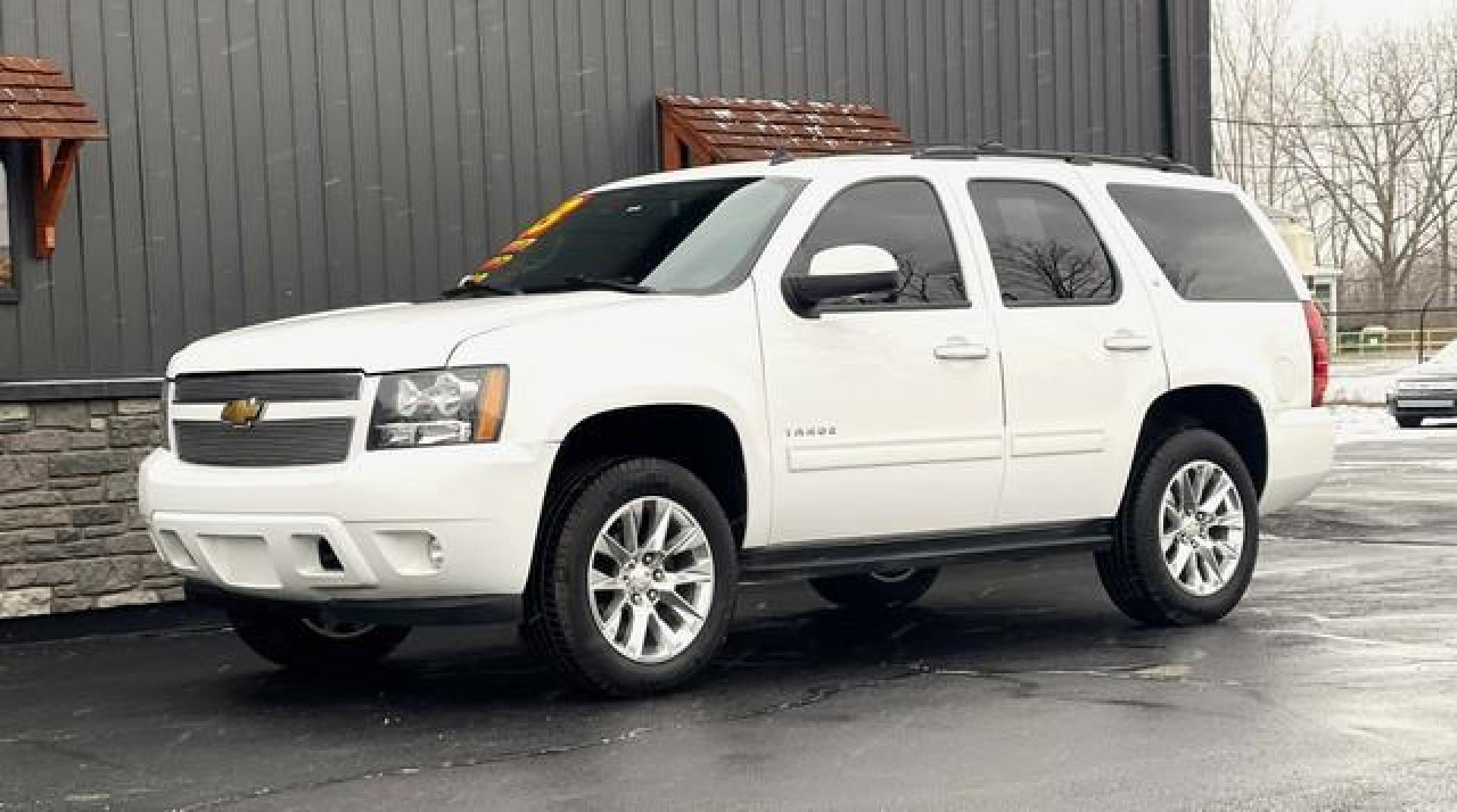 2013 WHITE CHEVROLET TAHOE (1GNSKBE07DR) with an V8,5.3L(325 CID),OHV engine, AUTOMATIC transmission, located at 14600 Frazho Road, Warren, MI, 48089, (586) 776-3400, 42.485996, -82.974220 - Photo#4