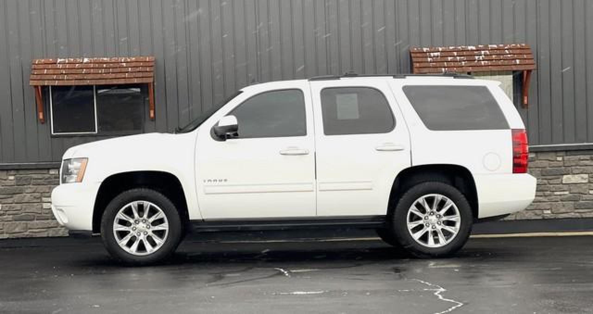 2013 WHITE CHEVROLET TAHOE (1GNSKBE07DR) with an V8,5.3L(325 CID),OHV engine, AUTOMATIC transmission, located at 14600 Frazho Road, Warren, MI, 48089, (586) 776-3400, 42.485996, -82.974220 - Photo#5