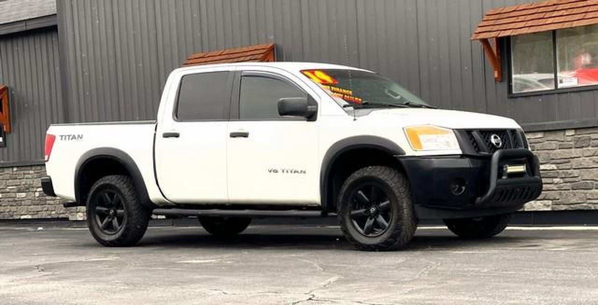 2014 WHITE NISSAN TITAN (1N6AA0EJ7EN) with an V8,5.6L(339 CID),DOHC engine, AUTOMATIC transmission, located at 14600 Frazho Road, Warren, MI, 48089, (586) 776-3400, 42.485996, -82.974220 - Photo#3