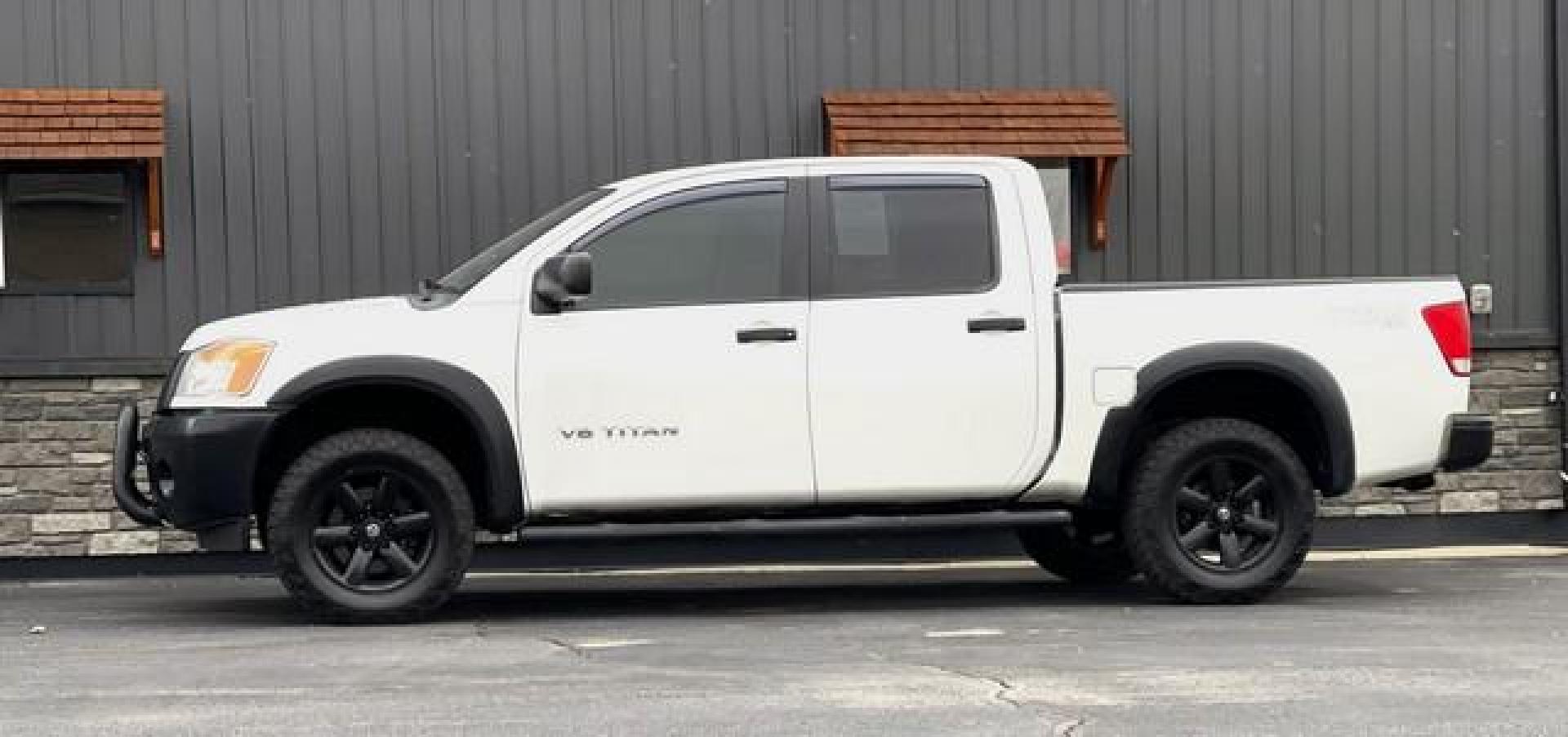 2014 WHITE NISSAN TITAN (1N6AA0EJ7EN) with an V8,5.6L(339 CID),DOHC engine, AUTOMATIC transmission, located at 14600 Frazho Road, Warren, MI, 48089, (586) 776-3400, 42.485996, -82.974220 - Photo#5