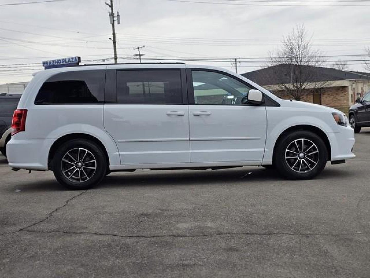 2016 WHITE DODGE GRAND CARAVAN (2C4RDGEG8GR) with an V6,3.6L(220 CID),DOHC engine, AUTOMATIC transmission, located at 14600 Frazho Road, Warren, MI, 48089, (586) 776-3400, 42.485996, -82.974220 - Photo#3