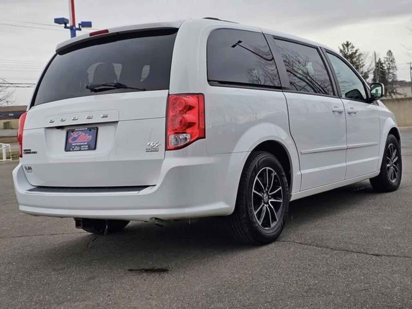 2016 WHITE DODGE GRAND CARAVAN (2C4RDGEG8GR) with an V6,3.6L(220 CID),DOHC engine, AUTOMATIC transmission, located at 14600 Frazho Road, Warren, MI, 48089, (586) 776-3400, 42.485996, -82.974220 - Photo#4