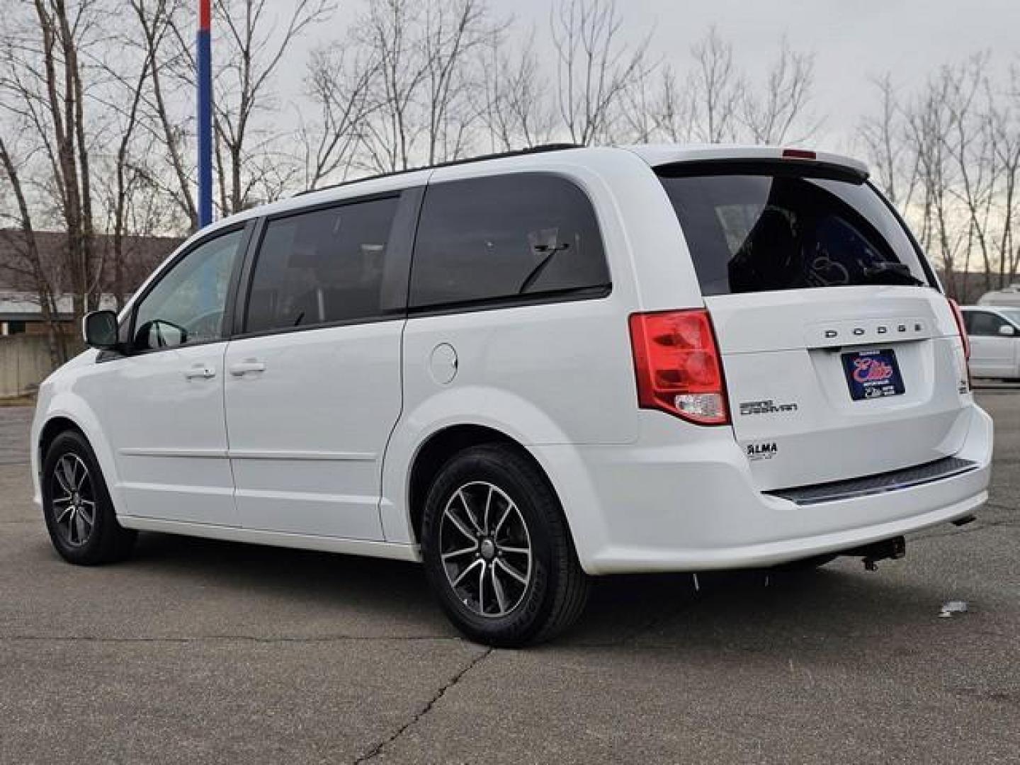 2016 WHITE DODGE GRAND CARAVAN (2C4RDGEG8GR) with an V6,3.6L(220 CID),DOHC engine, AUTOMATIC transmission, located at 14600 Frazho Road, Warren, MI, 48089, (586) 776-3400, 42.485996, -82.974220 - Photo#6