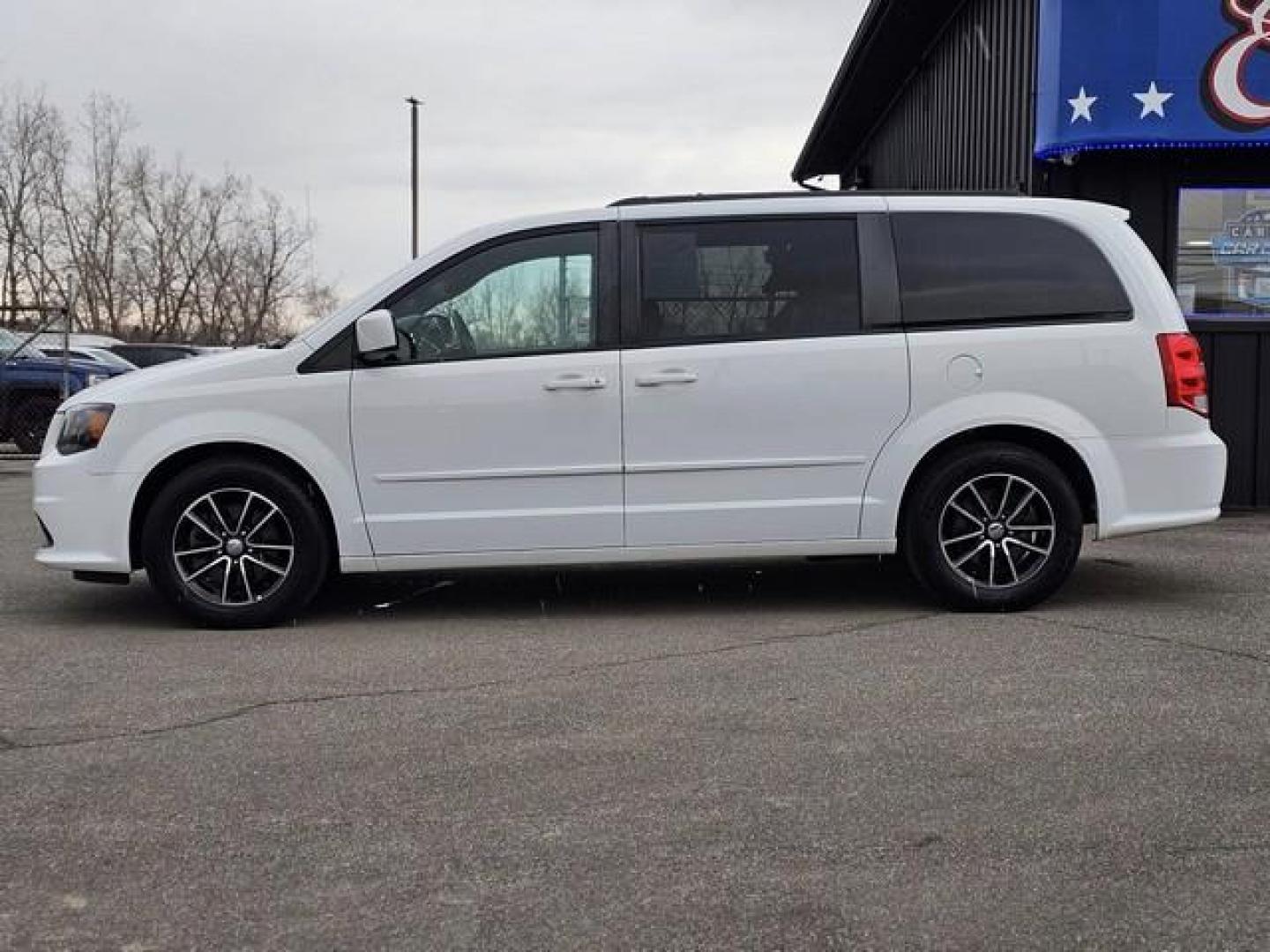 2016 WHITE DODGE GRAND CARAVAN (2C4RDGEG8GR) with an V6,3.6L(220 CID),DOHC engine, AUTOMATIC transmission, located at 14600 Frazho Road, Warren, MI, 48089, (586) 776-3400, 42.485996, -82.974220 - Photo#7