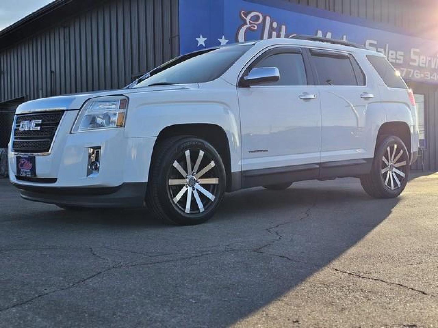 2014 WHITE GMC TERRAIN (2GKALREK2E6) with an L4,2.4L(145 CID),DOHC engine, AUTOMATIC transmission, located at 14600 Frazho Road, Warren, MI, 48089, (586) 776-3400, 42.485996, -82.974220 - Photo#0