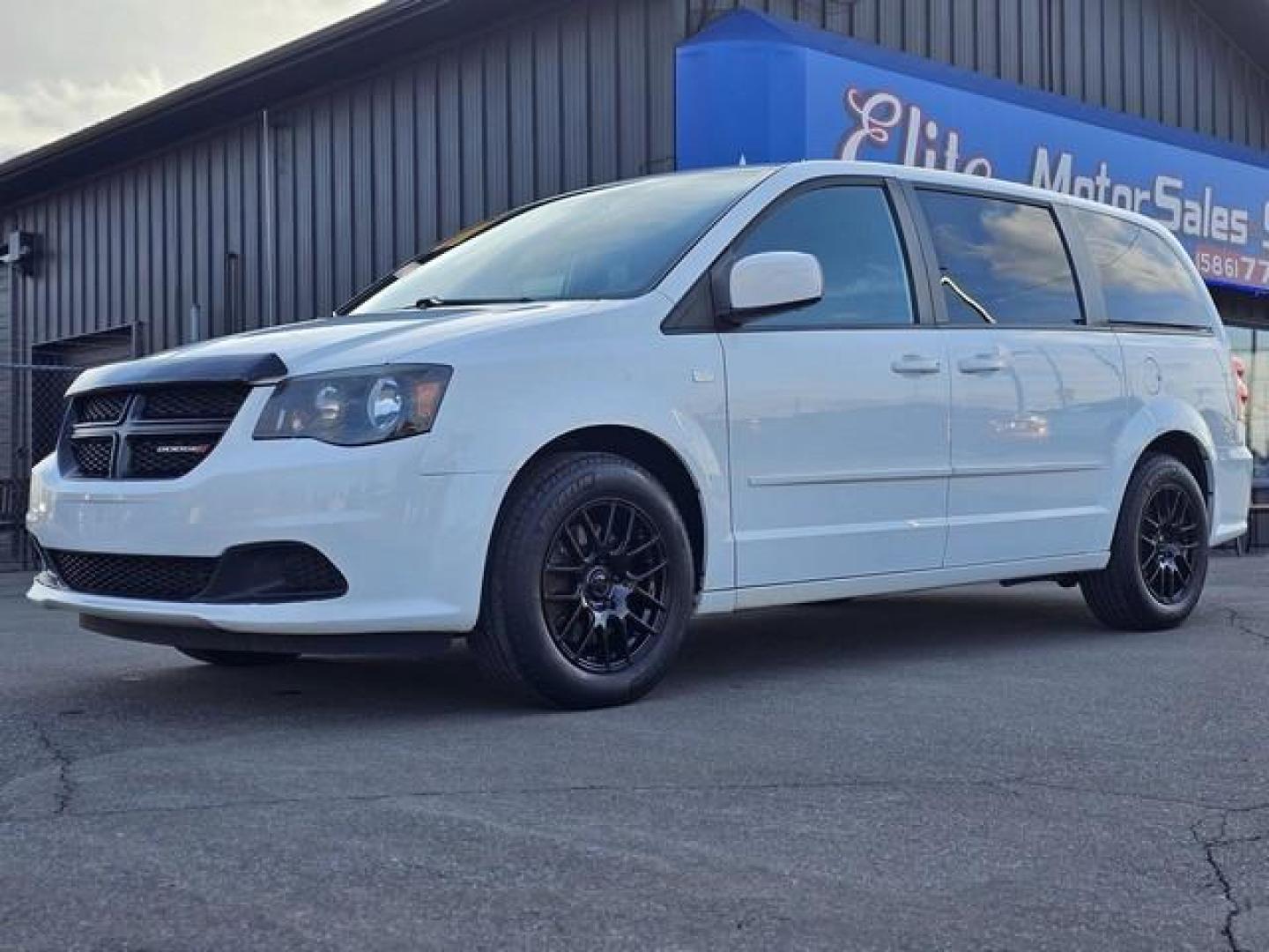 2014 WHITE DODGE GRAND CARAVAN (2C4RDGBG8ER) with an V6,3.6L(220 CID),DOHC engine, AUTOMATIC transmission, located at 14600 Frazho Road, Warren, MI, 48089, (586) 776-3400, 42.485996, -82.974220 - Photo#0