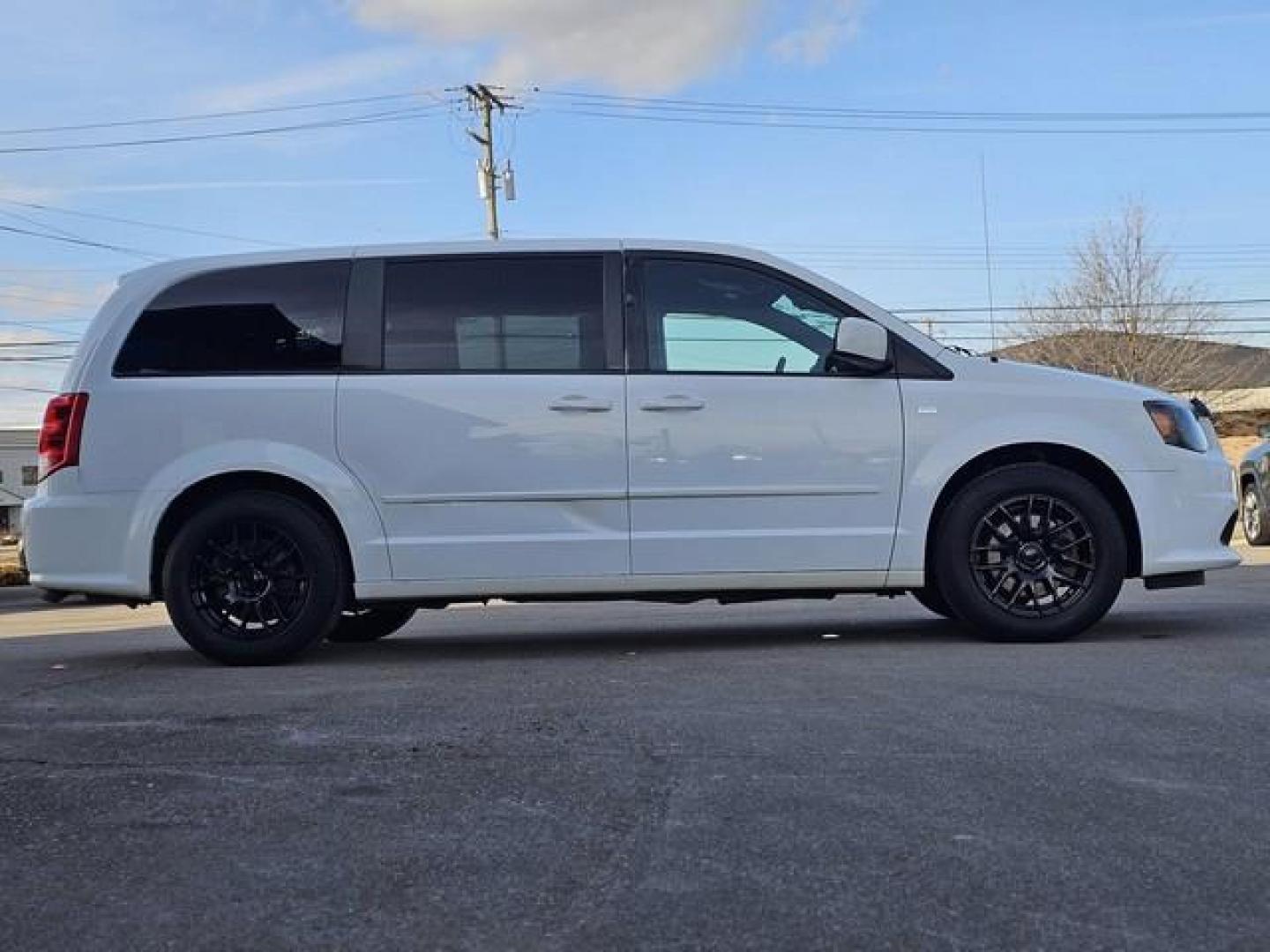 2014 WHITE DODGE GRAND CARAVAN (2C4RDGBG8ER) with an V6,3.6L(220 CID),DOHC engine, AUTOMATIC transmission, located at 14600 Frazho Road, Warren, MI, 48089, (586) 776-3400, 42.485996, -82.974220 - Photo#2