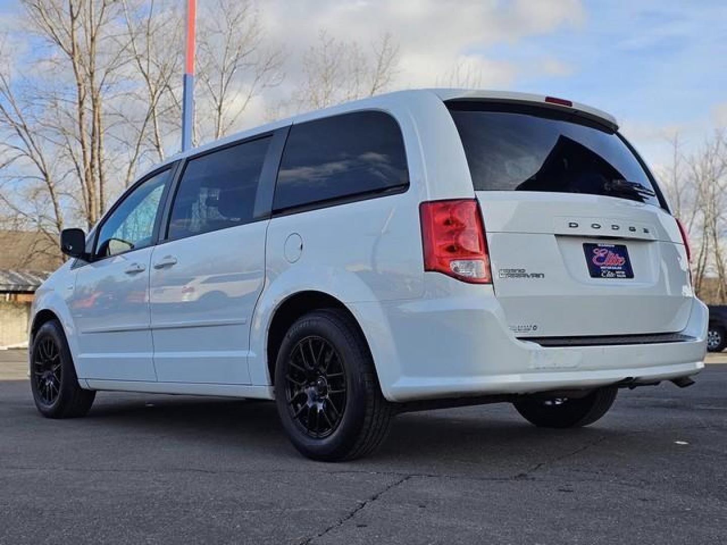 2014 WHITE DODGE GRAND CARAVAN (2C4RDGBG8ER) with an V6,3.6L(220 CID),DOHC engine, AUTOMATIC transmission, located at 14600 Frazho Road, Warren, MI, 48089, (586) 776-3400, 42.485996, -82.974220 - Photo#5