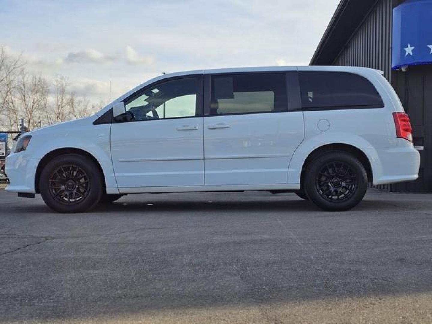 2014 WHITE DODGE GRAND CARAVAN (2C4RDGBG8ER) with an V6,3.6L(220 CID),DOHC engine, AUTOMATIC transmission, located at 14600 Frazho Road, Warren, MI, 48089, (586) 776-3400, 42.485996, -82.974220 - Photo#6