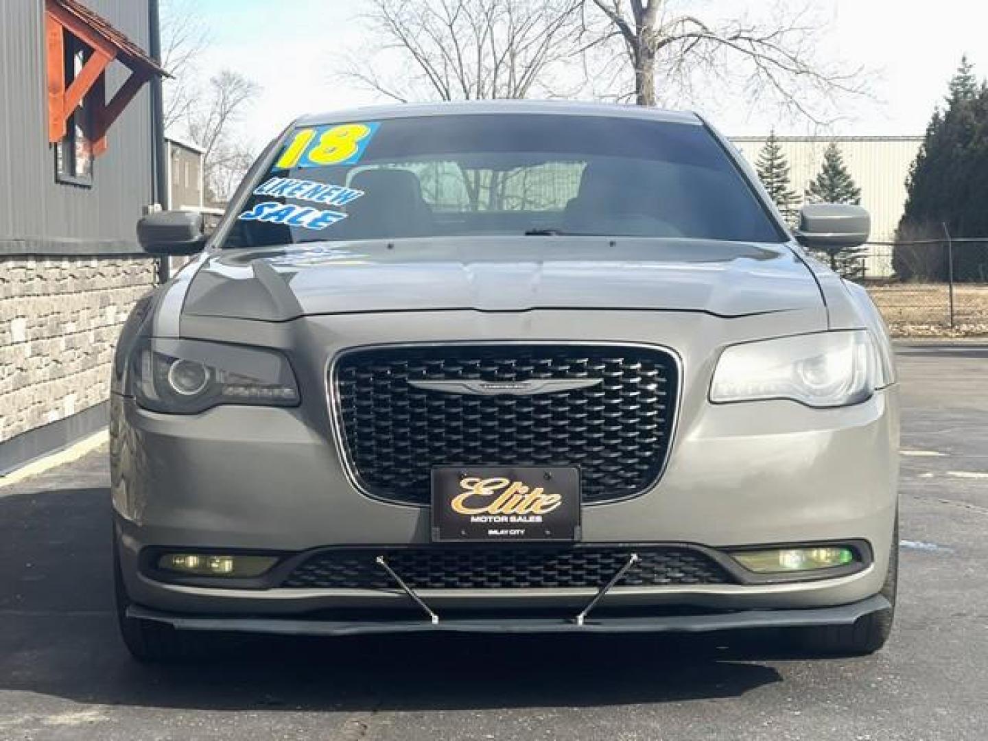 2018 CERAMIC GREY CHRYSLER 300 (2C3CCAGG1JH) with an V6,3.6L(220 CID),DOHC engine, AUTOMATIC transmission, located at 14600 Frazho Road, Warren, MI, 48089, (586) 776-3400, 42.485996, -82.974220 - Photo#4