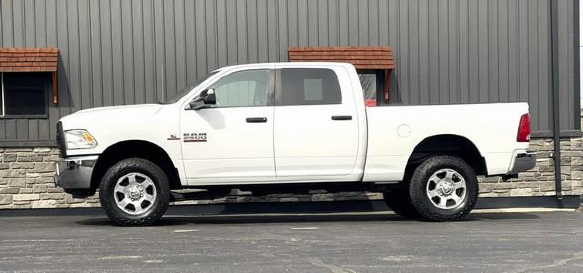 2016 WHITE RAM 2500 (3C6UR5DL4GG) with an L6,6.7L(408 CID),OHV engine, AUTOMATIC transmission, located at 14600 Frazho Road, Warren, MI, 48089, (586) 776-3400, 42.485996, -82.974220 - Photo#5