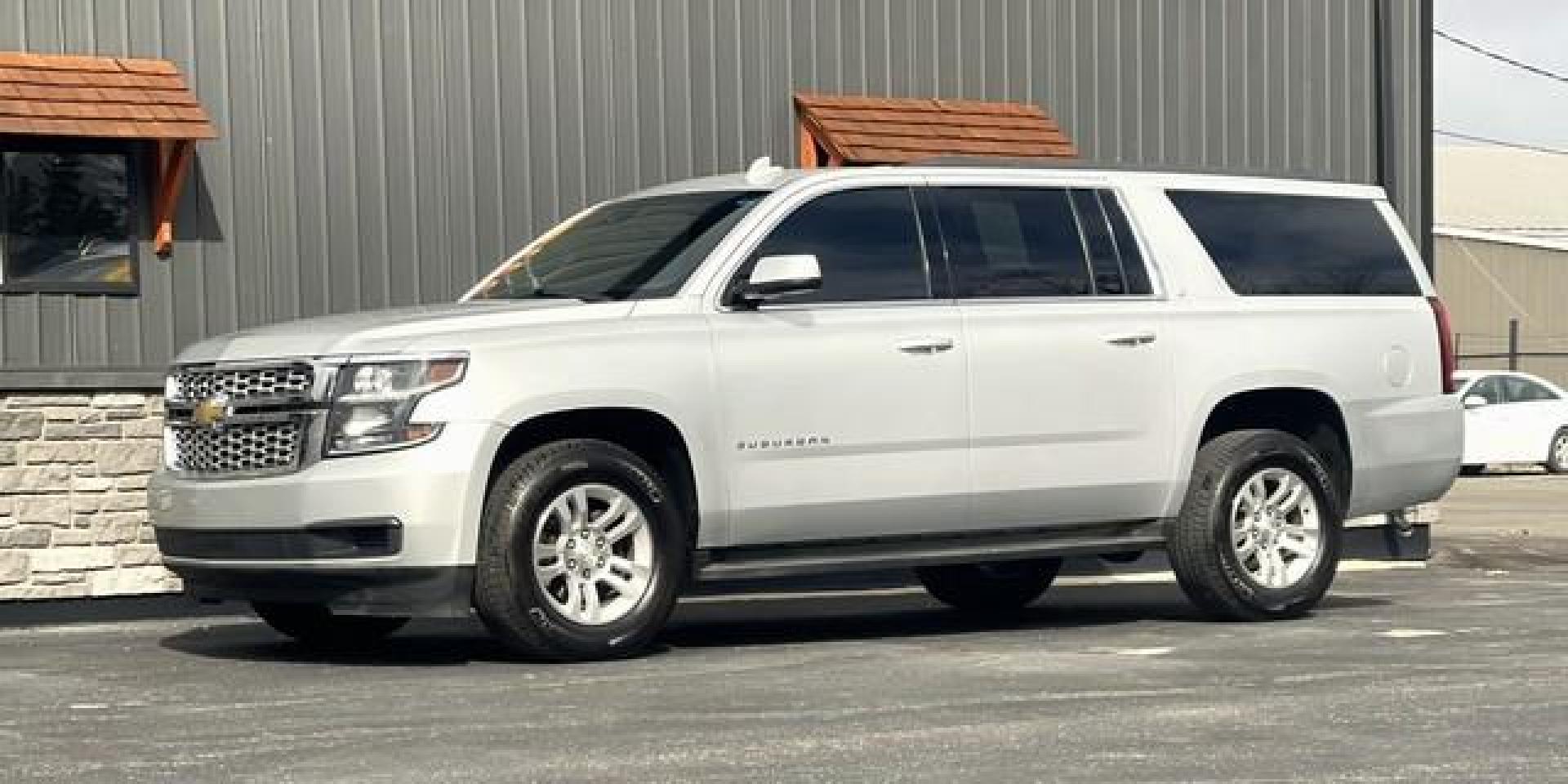 2016 SILVER CHEVROLET SUBURBAN (1GNSKHKC3GR) with an V8,5.3L(325 CID),OHV engine, AUTOMATIC transmission, located at 14600 Frazho Road, Warren, MI, 48089, (586) 776-3400, 42.485996, -82.974220 - Photo#1