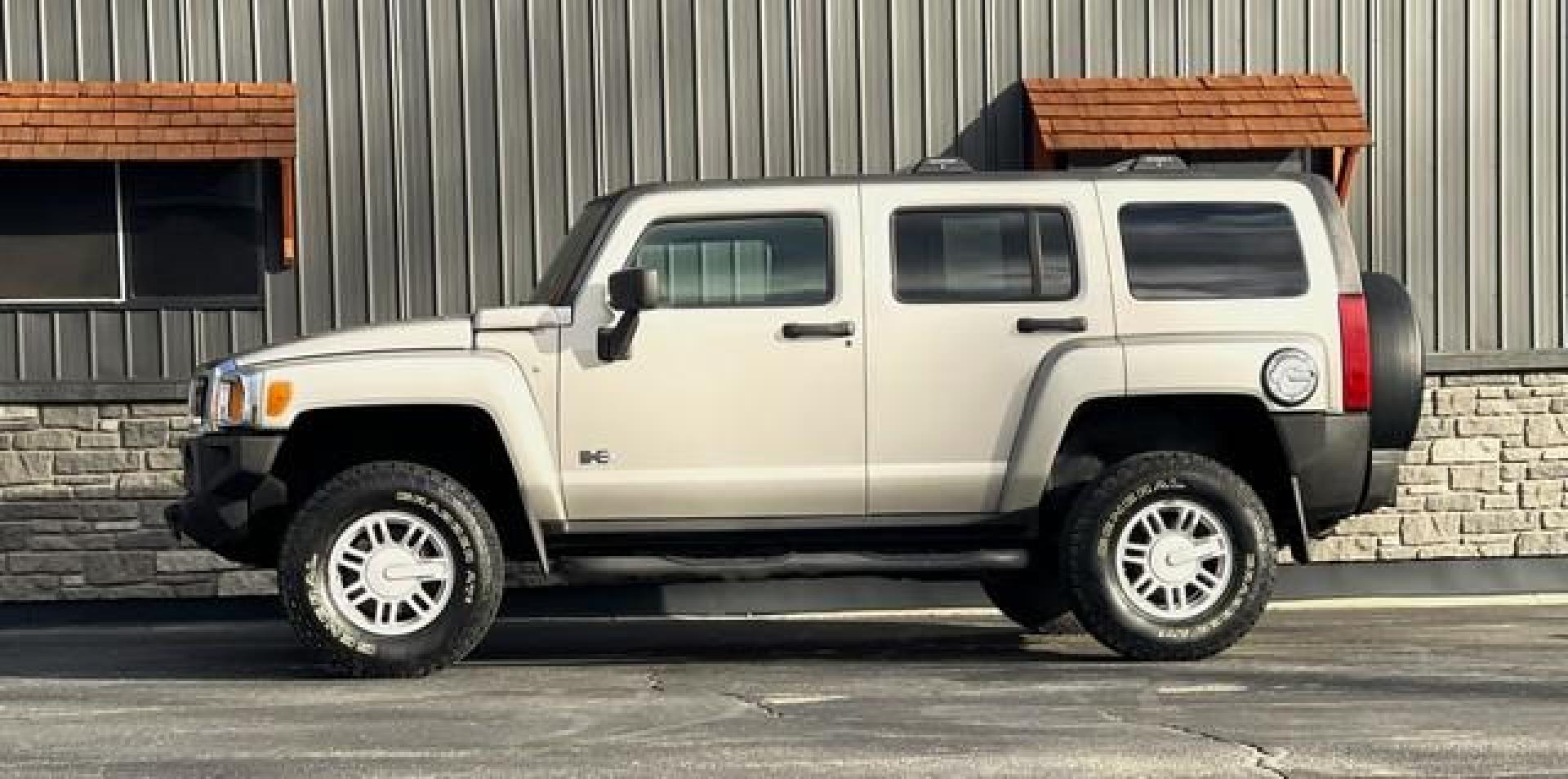 2008 PEWTER HUMMER H3 (5GTEN13E888) with an L5,3.7L(223 CID),DOHC engine, AUTOMATIC transmission, located at 14600 Frazho Road, Warren, MI, 48089, (586) 776-3400, 42.485996, -82.974220 - Photo#2