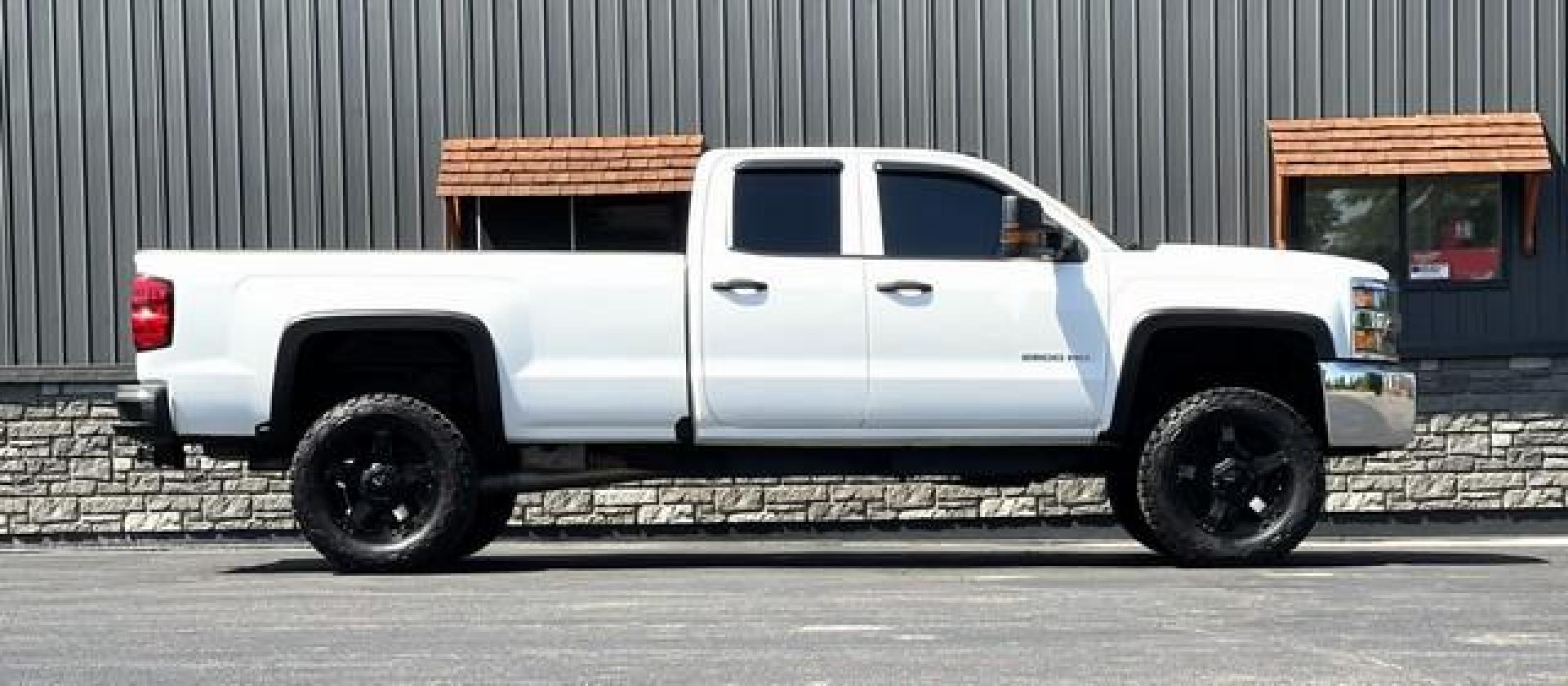 2016 WHITE CHEVROLET SILVERADO 2500 HD (1GC2KUEG5GZ) with an V8,6.0L(364 CID),OHV engine, AUTOMATIC transmission, located at 14600 Frazho Road, Warren, MI, 48089, (586) 776-3400, 42.485996, -82.974220 - Photo#1