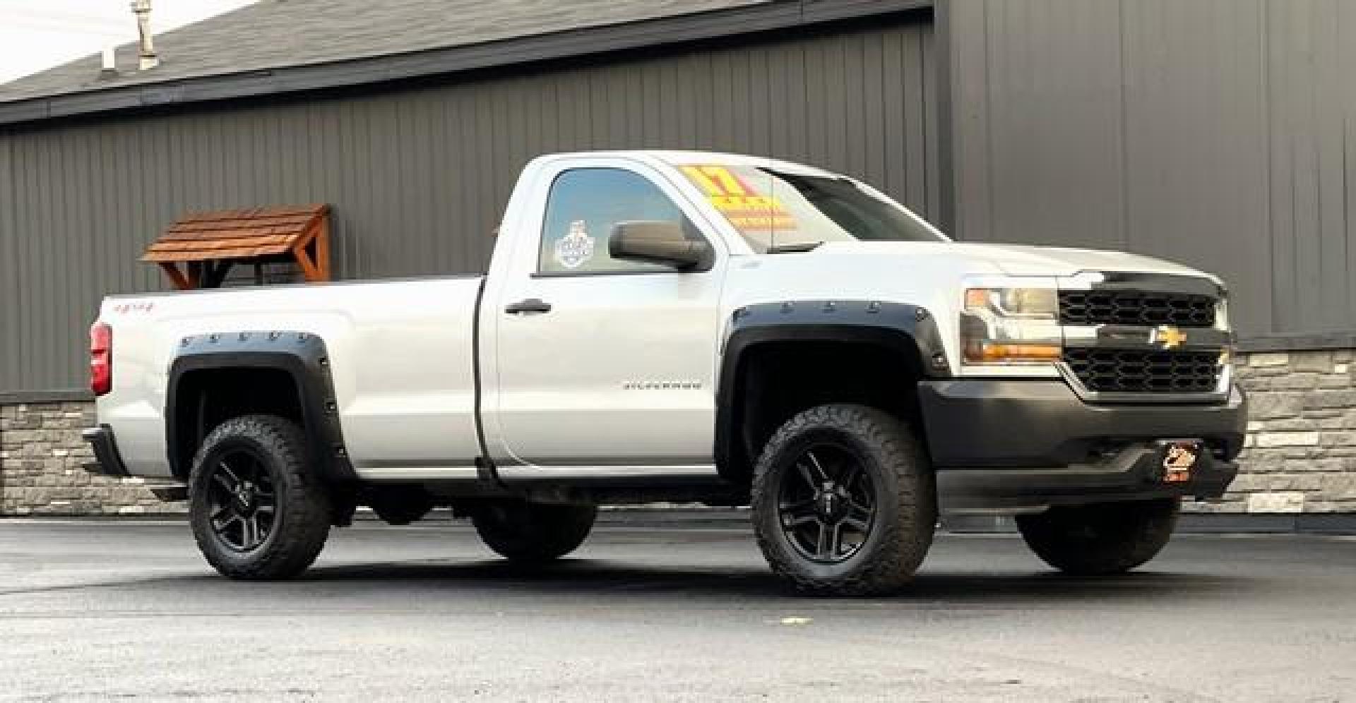 2017 SILVER CHEVROLET SILVERADO 1500 (1GCNKNEC2HZ) with an V8,5.3L(325 CID),OHV engine, AUTOMATIC transmission, located at 14600 Frazho Road, Warren, MI, 48089, (586) 776-3400, 42.485996, -82.974220 - Photo#5