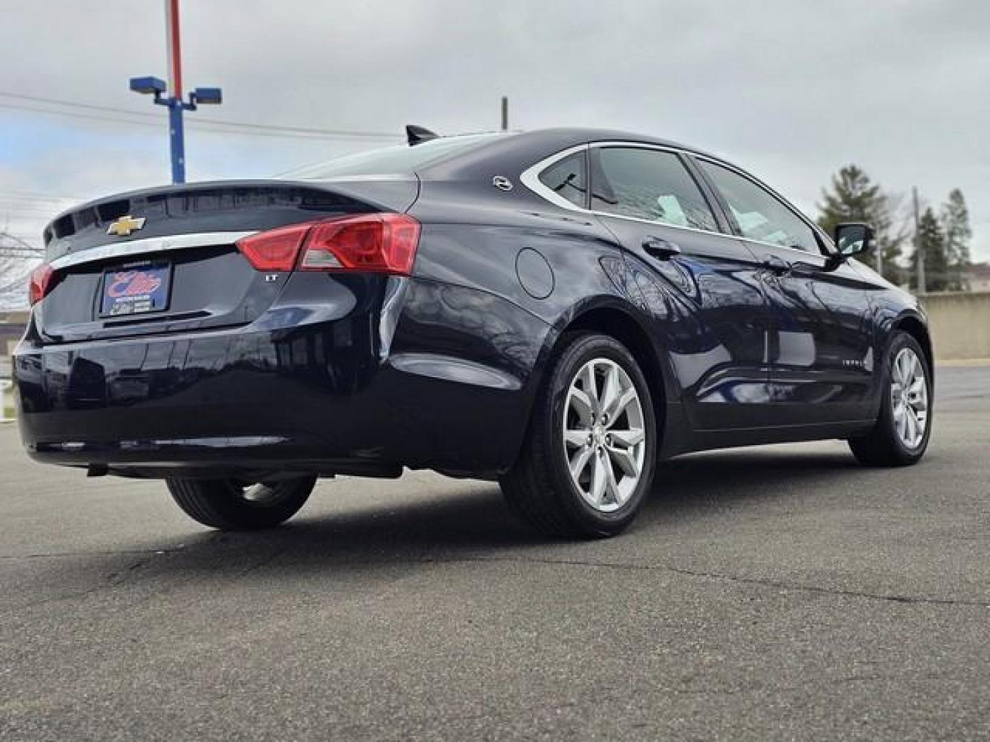 2017 BLUE CHEVROLET IMPALA (2G1105SA1H9) with an L4,2.5L(153 CID),DOHC engine, AUTOMATIC transmission, located at 14600 Frazho Road, Warren, MI, 48089, (586) 776-3400, 42.485996, -82.974220 - Photo#4