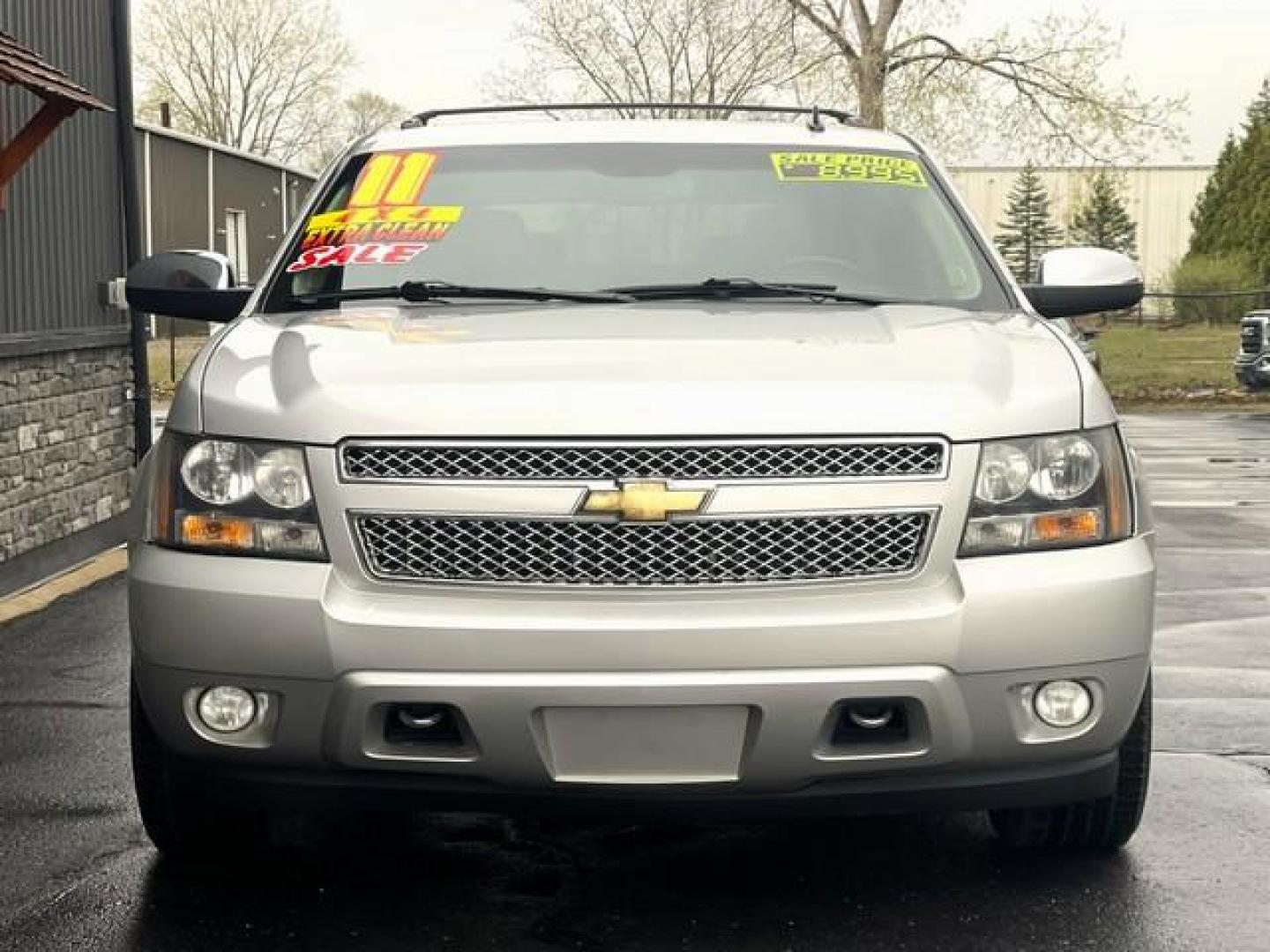 2011 SILVER CHEVROLET TAHOE (1GNSKAE04BR) with an V8,5.3L(325 CID),OHV engine, AUTOMATIC transmission, located at 14600 Frazho Road, Warren, MI, 48089, (586) 776-3400, 42.485996, -82.974220 - Photo#1