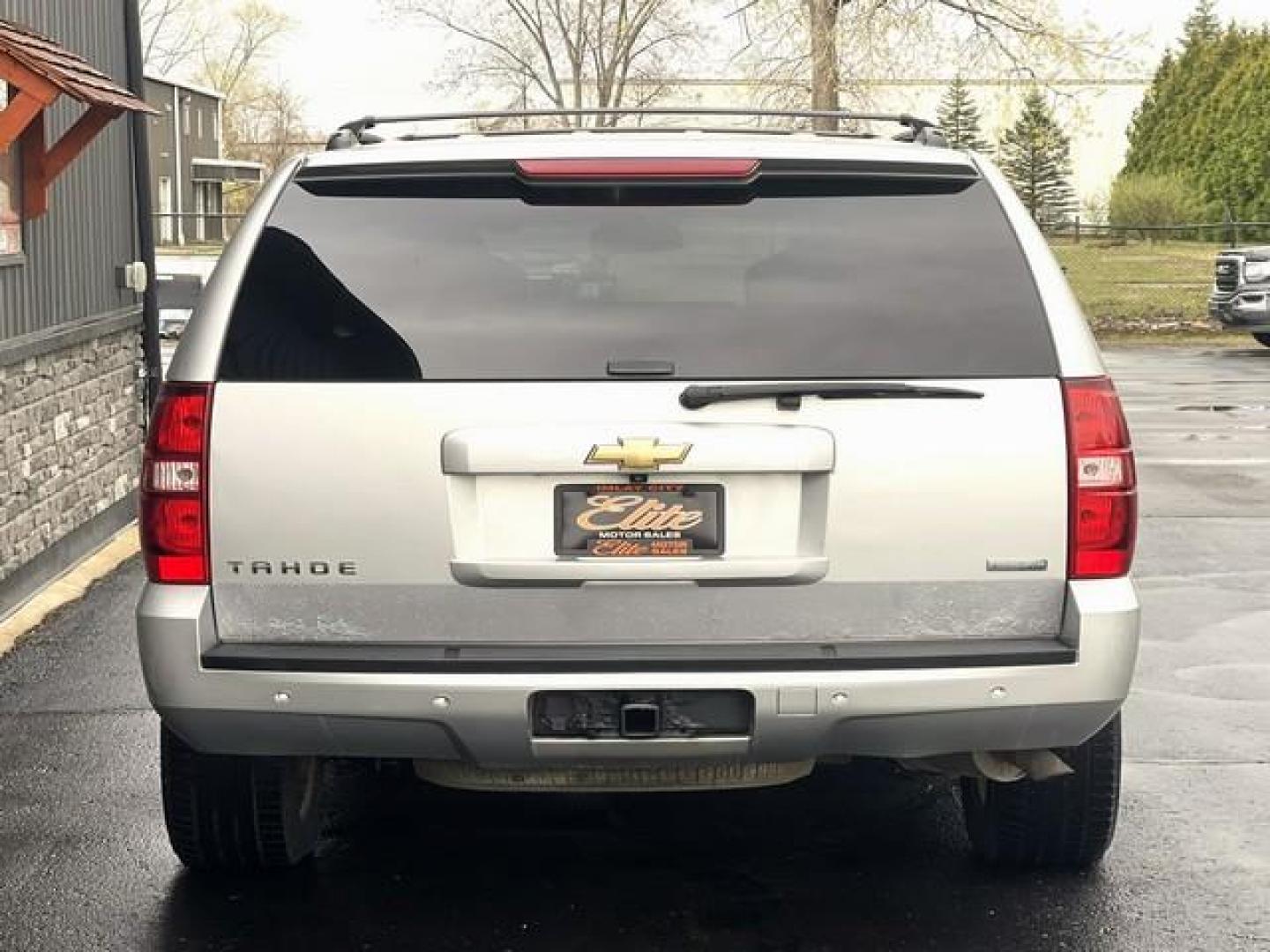 2011 SILVER CHEVROLET TAHOE (1GNSKAE04BR) with an V8,5.3L(325 CID),OHV engine, AUTOMATIC transmission, located at 14600 Frazho Road, Warren, MI, 48089, (586) 776-3400, 42.485996, -82.974220 - Photo#6