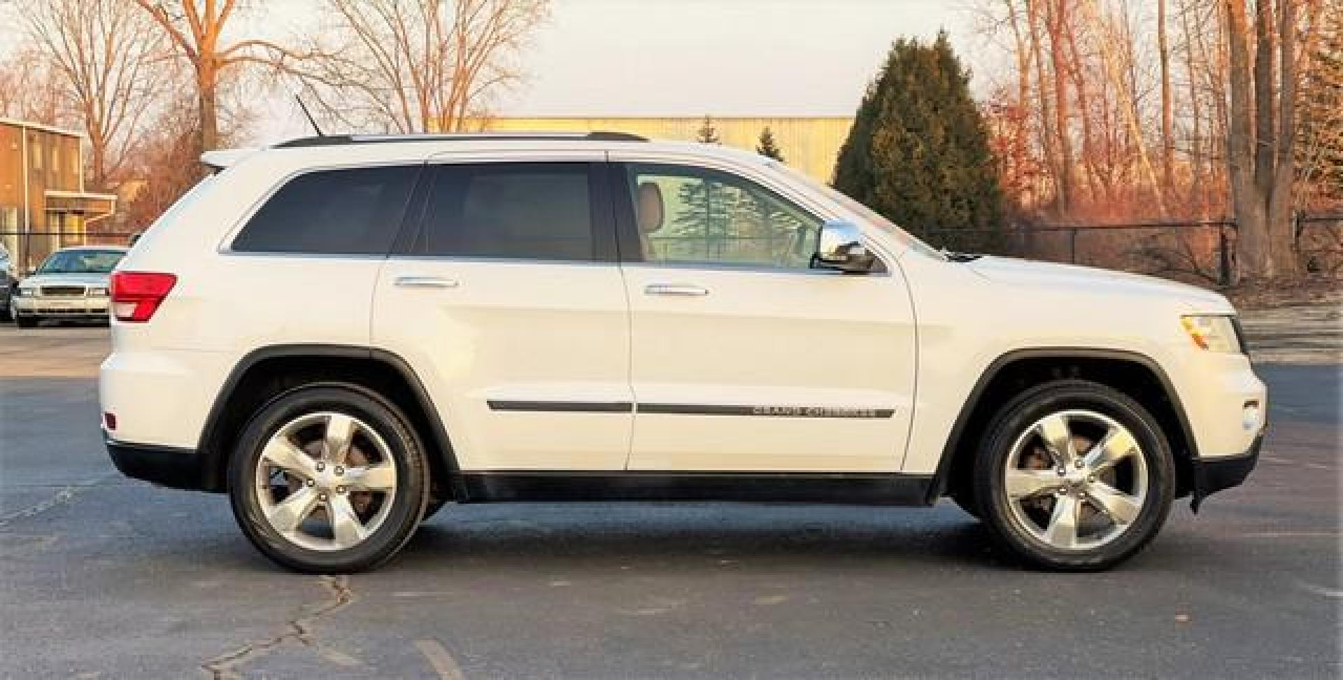 2012 WHITE JEEP GRAND CHEROKEE (1C4RJFCG7CC) with an V6,3.6L(220 CID),DOHC engine, AUTOMATIC transmission, located at 14600 Frazho Road, Warren, MI, 48089, (586) 776-3400, 42.485996, -82.974220 - Photo#5