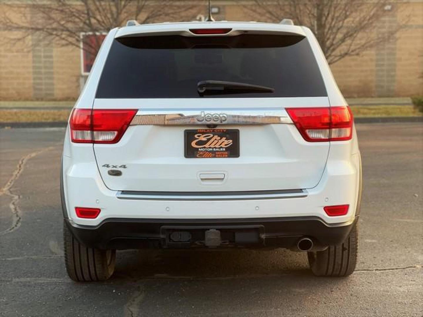 2012 WHITE JEEP GRAND CHEROKEE (1C4RJFCG7CC) with an V6,3.6L(220 CID),DOHC engine, AUTOMATIC transmission, located at 14600 Frazho Road, Warren, MI, 48089, (586) 776-3400, 42.485996, -82.974220 - Photo#6