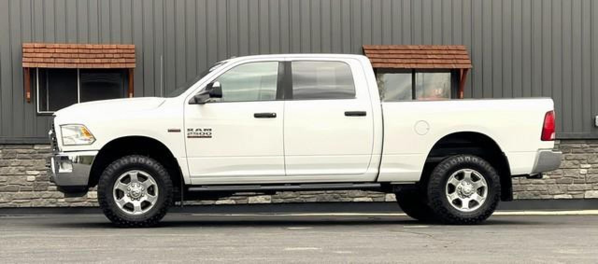 2017 WHITE RAM 2500 (3C6UR5DJ2HG) with an V8,6.4L(392 CID), engine, AUTOMATIC transmission, located at 14600 Frazho Road, Warren, MI, 48089, (586) 776-3400, 42.485996, -82.974220 - Photo#4