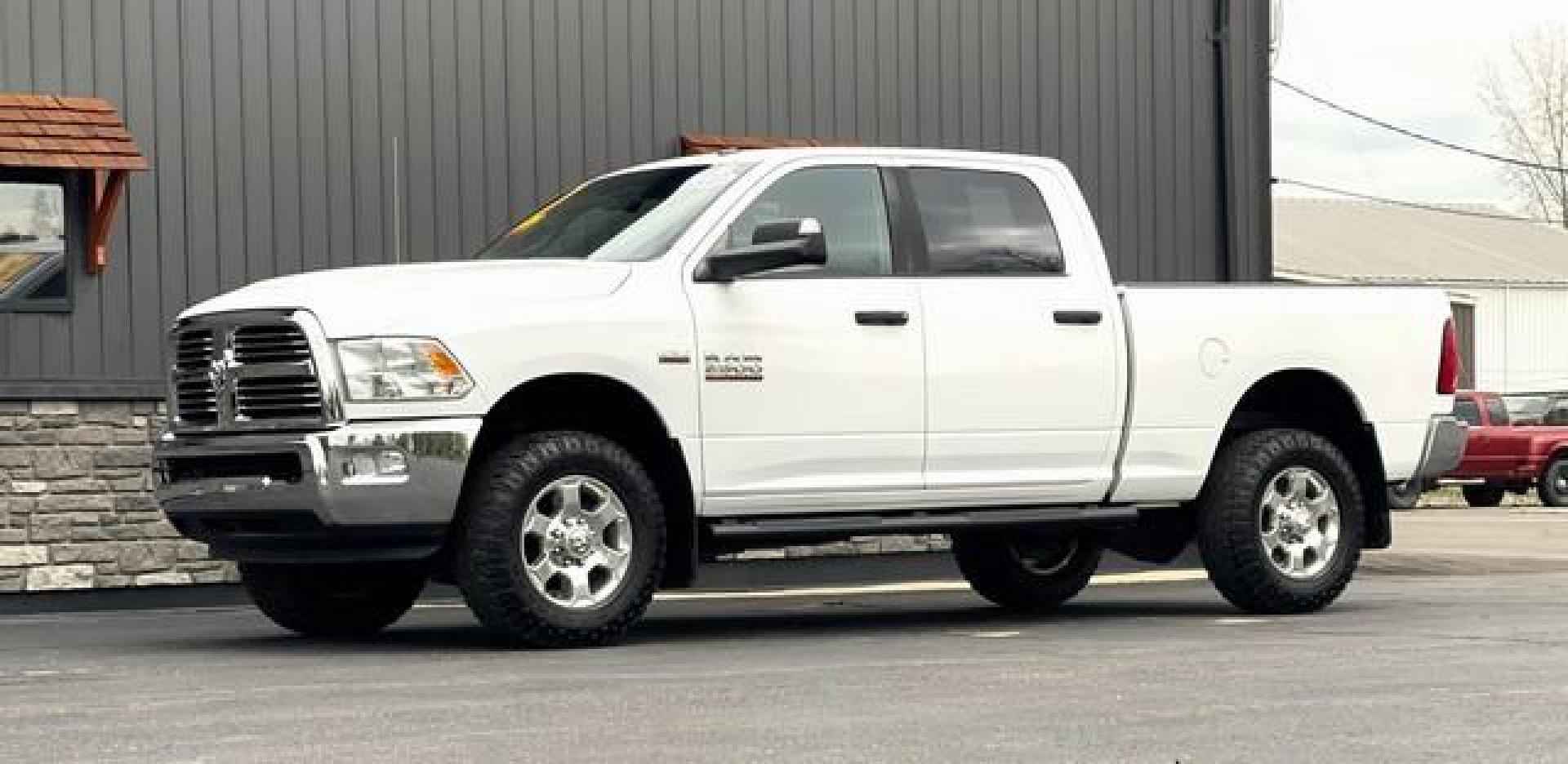 2017 WHITE RAM 2500 (3C6UR5DJ2HG) with an V8,6.4L(392 CID), engine, AUTOMATIC transmission, located at 14600 Frazho Road, Warren, MI, 48089, (586) 776-3400, 42.485996, -82.974220 - Photo#5