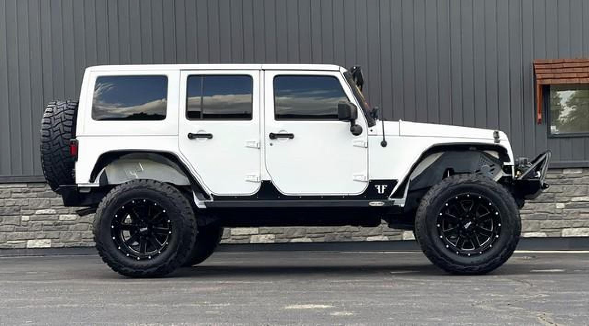 2014 WHITE JEEP WRANGLER (1C4HJWFG6EL) with an V6,3.6L(220 CID),DOHC engine, AUTOMATIC transmission, located at 14600 Frazho Road, Warren, MI, 48089, (586) 776-3400, 42.485996, -82.974220 - Photo#5