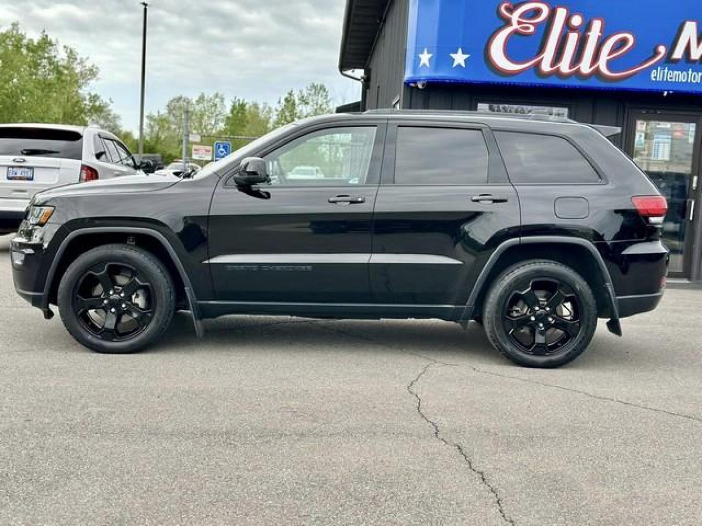 2019 BLACK JEEP GRAND CHEROKEE LAREDO/ALT (1C4RJFAG9KC) with an V6,3.6L(220 CID),DOHC engine, AUTOMATIC transmission, located at 14600 Frazho Road, Warren, MI, 48089, (586) 776-3400, 42.485996, -82.974220 - Photo#7