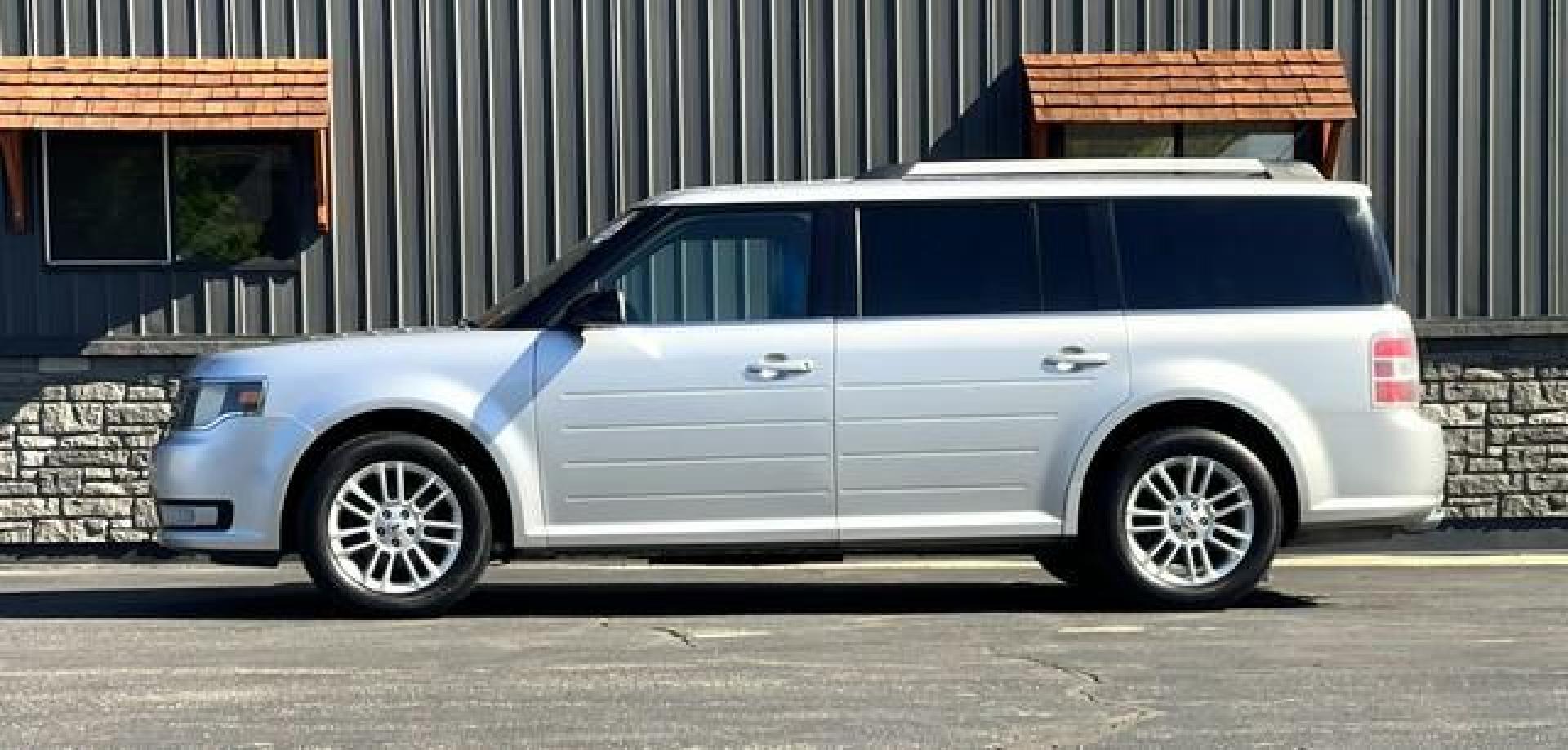 2013 SILVER FORD FLEX (2FMGK5C80DB) with an V6,3.5L(213 CID),DOHC engine, AUTOMATIC transmission, located at 14600 Frazho Road, Warren, MI, 48089, (586) 776-3400, 42.485996, -82.974220 - Photo#5