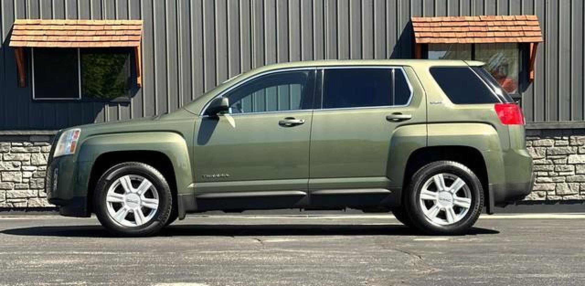 2015 Cypress Green Metallic GMC TERRAIN (2GKFLVEK7F6) with an L4,2.4L(145 CID),DOHC engine, AUTOMATIC transmission, located at 14600 Frazho Road, Warren, MI, 48089, (586) 776-3400, 42.485996, -82.974220 - Photo#1