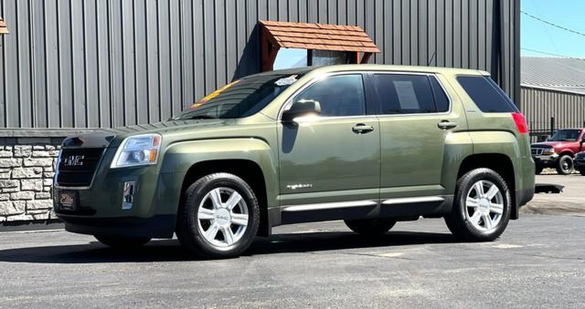 2015 Cypress Green Metallic GMC TERRAIN (2GKFLVEK7F6) with an L4,2.4L(145 CID),DOHC engine, AUTOMATIC transmission, located at 14600 Frazho Road, Warren, MI, 48089, (586) 776-3400, 42.485996, -82.974220 - Photo#2