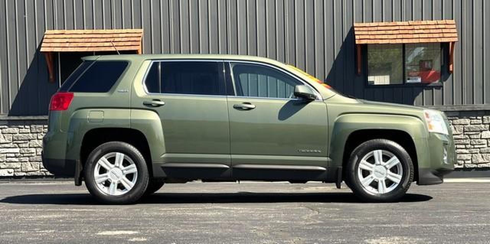 2015 Cypress Green Metallic GMC TERRAIN (2GKFLVEK7F6) with an L4,2.4L(145 CID),DOHC engine, AUTOMATIC transmission, located at 14600 Frazho Road, Warren, MI, 48089, (586) 776-3400, 42.485996, -82.974220 - Photo#4