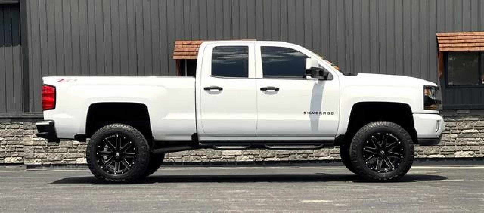 2017 WHITE CHEVROLET SILVERADO 1500 (1GCVKREC8HZ) with an V8,5.3L(325 CID),OHV engine, AUTOMATIC transmission, located at 14600 Frazho Road, Warren, MI, 48089, (586) 776-3400, 42.485996, -82.974220 - Photo#1