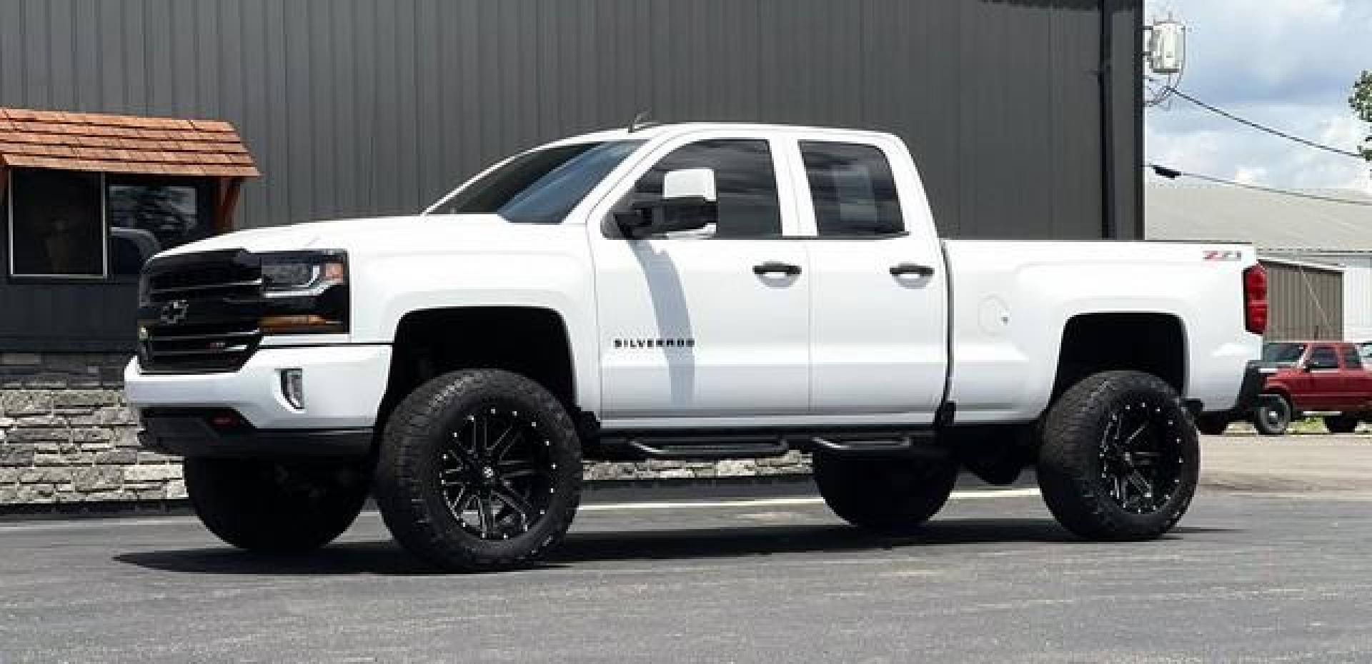 2017 WHITE CHEVROLET SILVERADO 1500 (1GCVKREC8HZ) with an V8,5.3L(325 CID),OHV engine, AUTOMATIC transmission, located at 14600 Frazho Road, Warren, MI, 48089, (586) 776-3400, 42.485996, -82.974220 - Photo#5