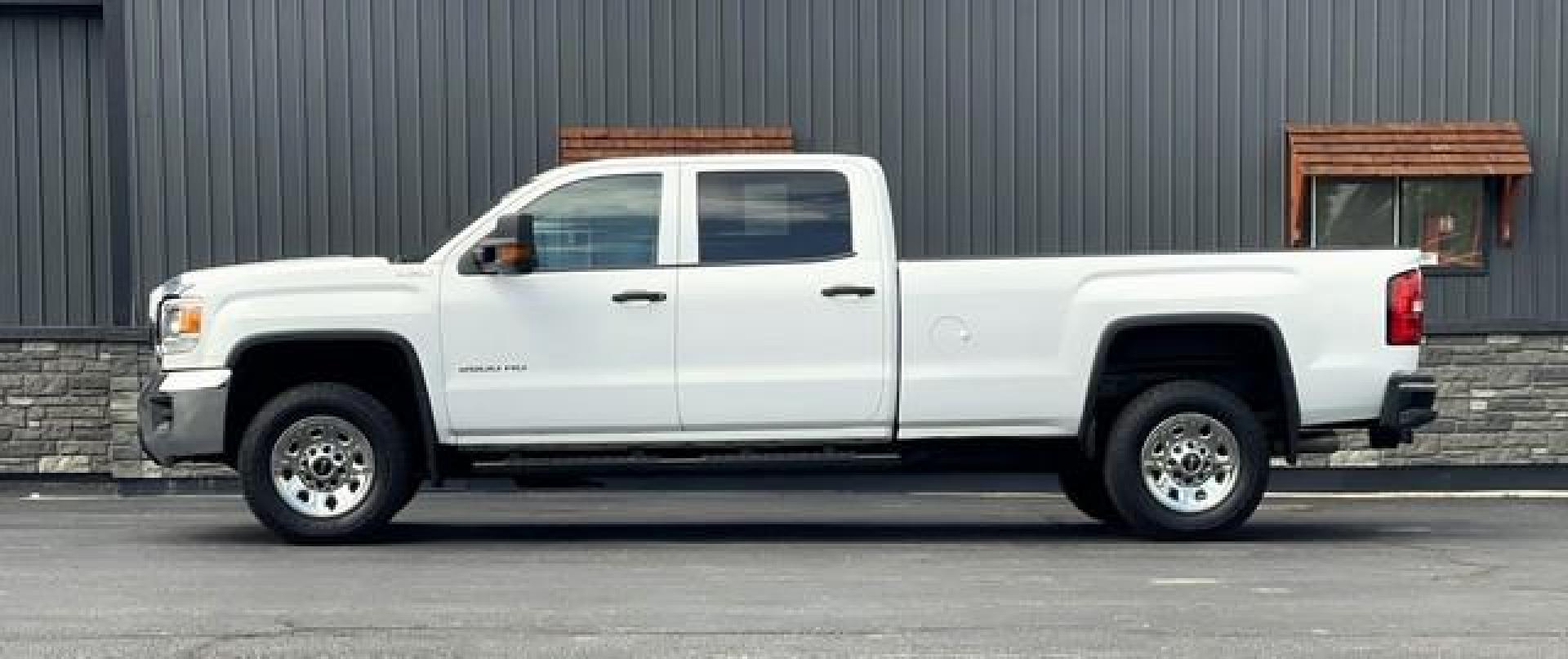 2016 WHITE GMC SIERRA 2500 HD (1GT12RE82GF) with an V8,6.6L(403 CID),OHV engine, AUTOMATIC transmission, located at 14600 Frazho Road, Warren, MI, 48089, (586) 776-3400, 42.485996, -82.974220 - Photo#1