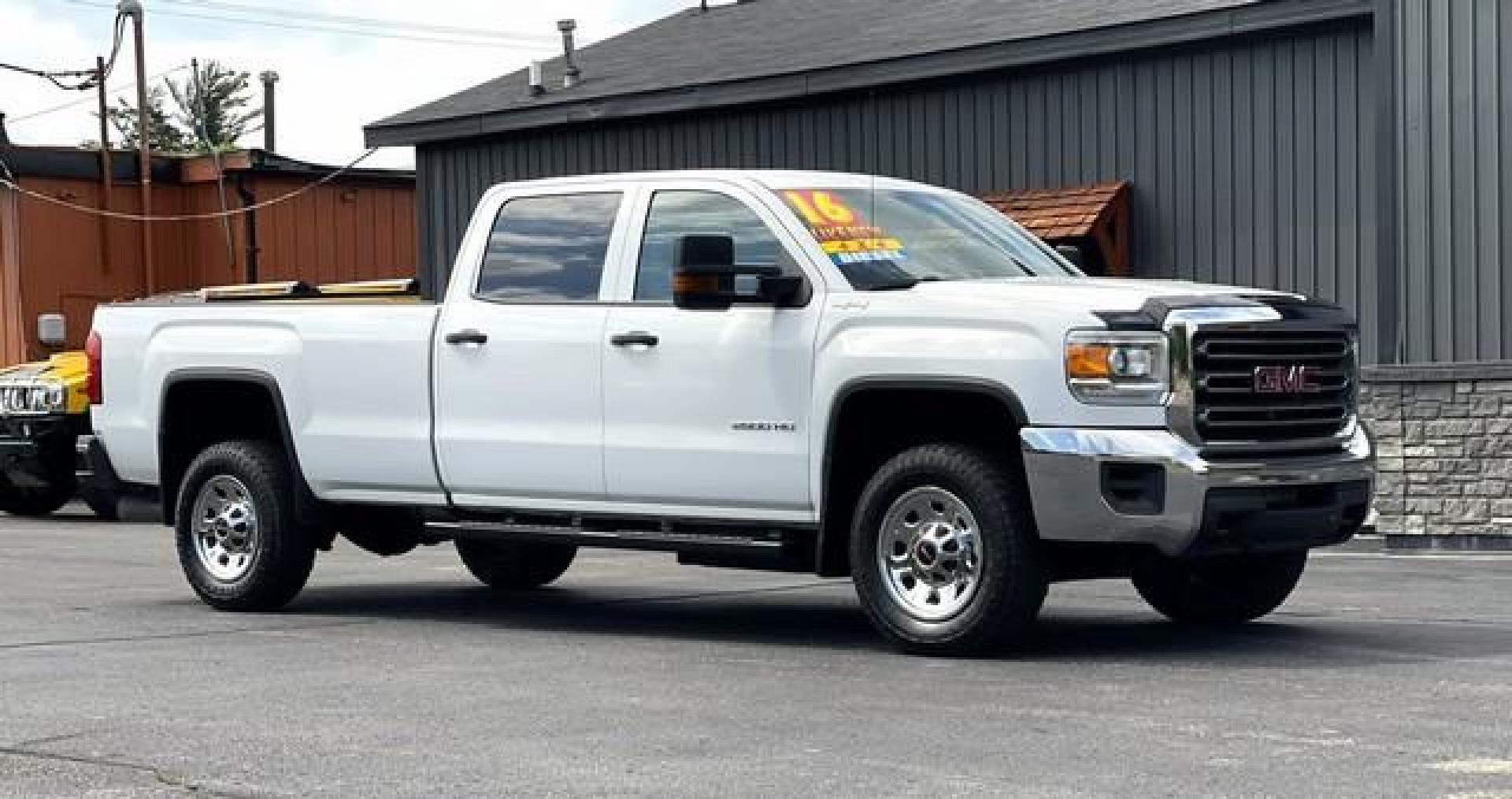 2016 WHITE GMC SIERRA 2500 HD (1GT12RE82GF) with an V8,6.6L(403 CID),OHV engine, AUTOMATIC transmission, located at 14600 Frazho Road, Warren, MI, 48089, (586) 776-3400, 42.485996, -82.974220 - Photo#4