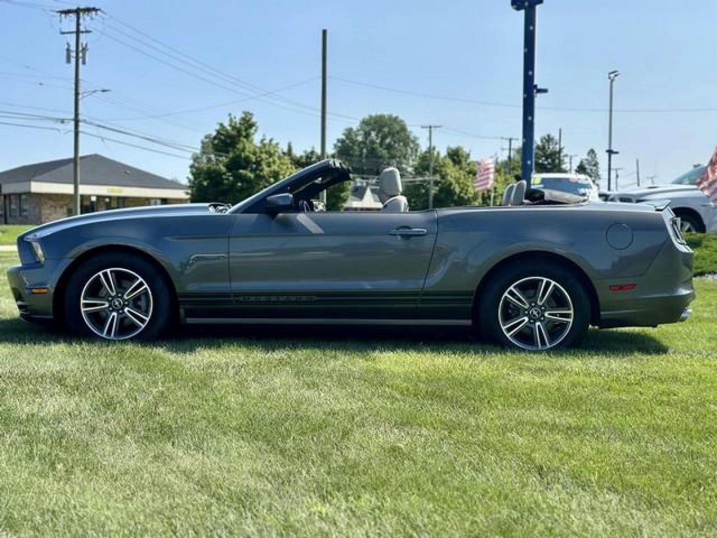 2013 STERLING GRAY METALLIC FORD MUSTANG (1ZVBP8EM3D5) with an V6,3.7L(227 CID),DOHC engine, AUTOMATIC transmission, located at 14600 Frazho Road, Warren, MI, 48089, (586) 776-3400, 42.485996, -82.974220 - Photo#7