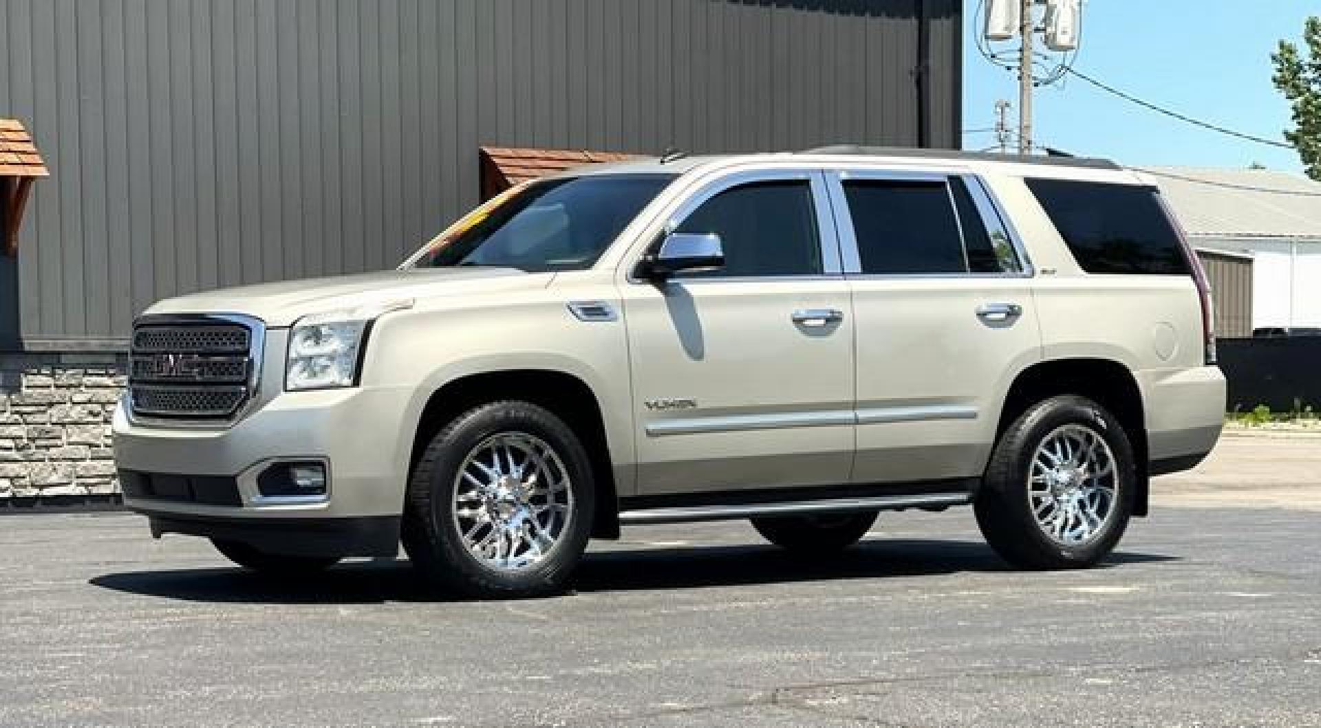 2015 SILVER GMC YUKON (1GKS2BKC0FR) with an V8,5.3L(325 CID),OHV engine, AUTOMATIC transmission, located at 14600 Frazho Road, Warren, MI, 48089, (586) 776-3400, 42.485996, -82.974220 - Photo#4