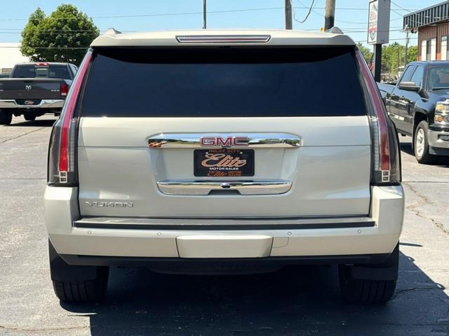 2015 SILVER GMC YUKON (1GKS2BKC0FR) with an V8,5.3L(325 CID),OHV engine, AUTOMATIC transmission, located at 14600 Frazho Road, Warren, MI, 48089, (586) 776-3400, 42.485996, -82.974220 - Photo#6