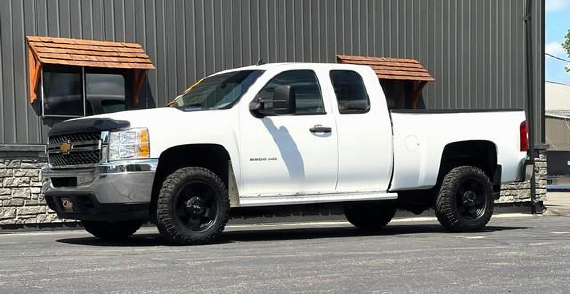 2013 WHITE CHEVROLET SILVERADO 2500 HD (1GC2CVCGXDZ) with an V8,6.0L(364 CID),OHV engine, AUTOMATIC transmission, located at 14600 Frazho Road, Warren, MI, 48089, (586) 776-3400, 42.485996, -82.974220 - Photo#2