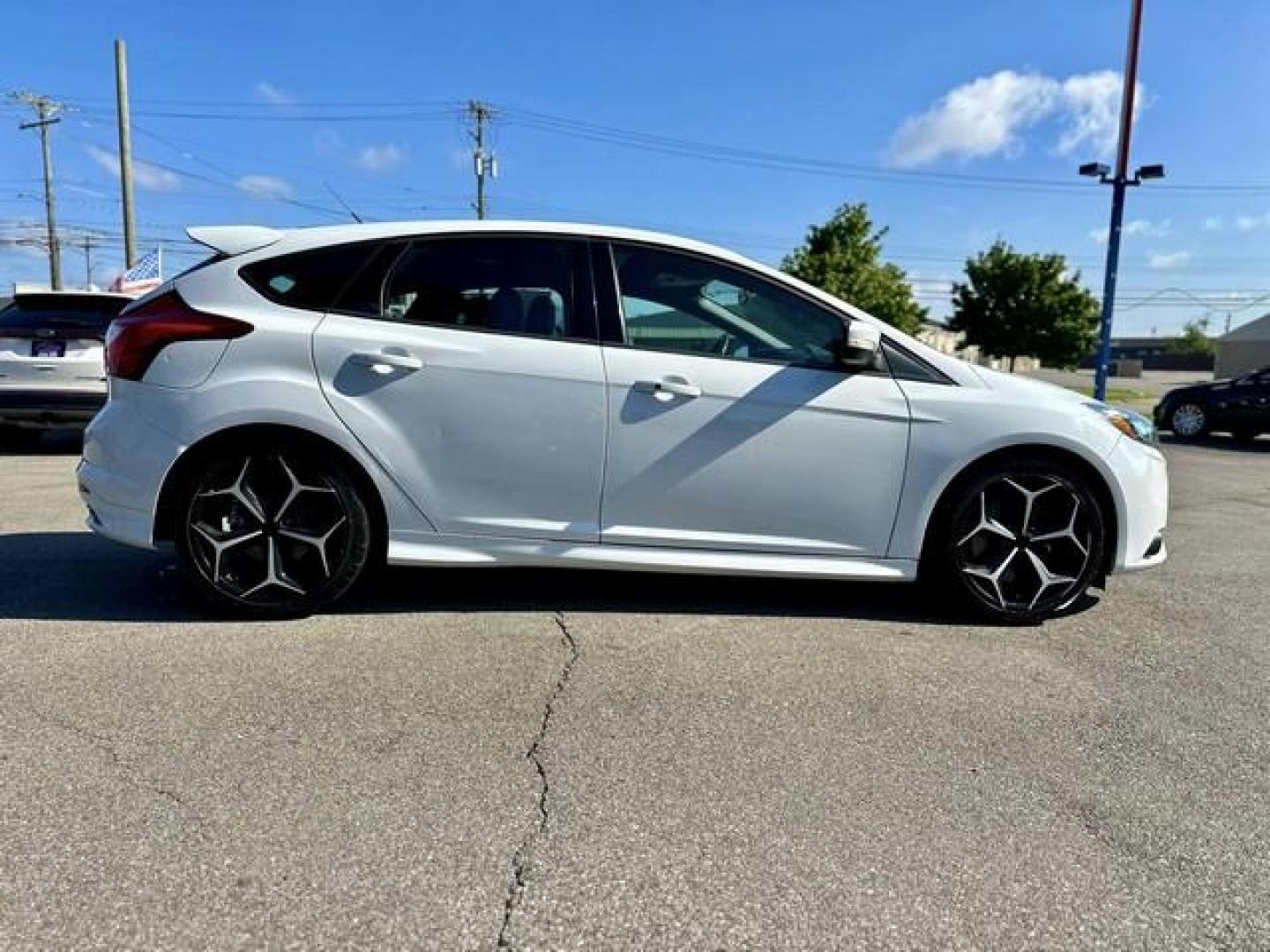 2013 OXFORD WHITE FORD FOCUS (1FADP3L94DL) with an L4,2.0L(122 CID),DOHC engine, MANUAL transmission, located at 14600 Frazho Road, Warren, MI, 48089, (586) 776-3400, 42.485996, -82.974220 - Photo#31