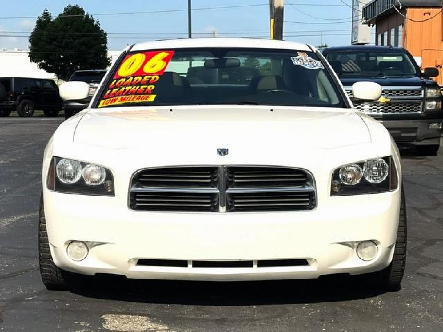 2006 WHITE DODGE CHARGER (2B3KA53H86H) with an V8,5.7L(345 CID),OHV engine, AUTOMATIC transmission, located at 14600 Frazho Road, Warren, MI, 48089, (586) 776-3400, 42.485996, -82.974220 - Photo#4