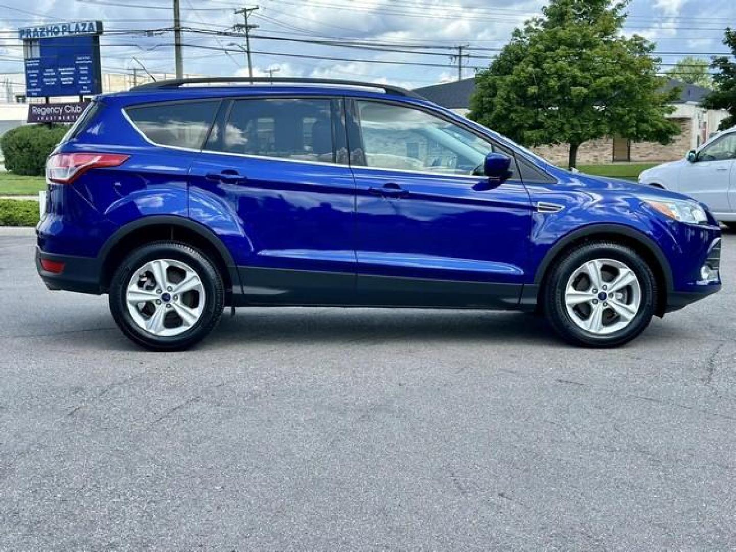 2015 BLUE FORD ESCAPE (1FMCU0GX0FU) with an L4,1.6L(97 CID),DOHC engine, AUTOMATIC transmission, located at 14600 Frazho Road, Warren, MI, 48089, (586) 776-3400, 42.485996, -82.974220 - Photo#3