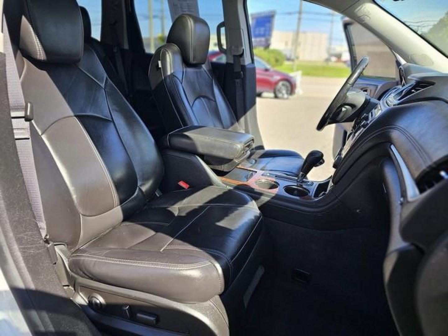 2014 WHITE CHEVROLET TRAVERSE (1GNKVHKDXEJ) with an V6,3.6L(217 CID),DOHC engine, AUTOMATIC transmission, located at 14600 Frazho Road, Warren, MI, 48089, (586) 776-3400, 42.485996, -82.974220 - Photo#18